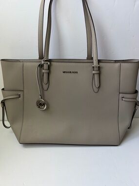 Michael Kors Voyager Medium/Large Saffiano Leather Tote in Pearl Grey
